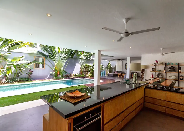 Paloma - Chic Tropical Garden With Outdoor Pool