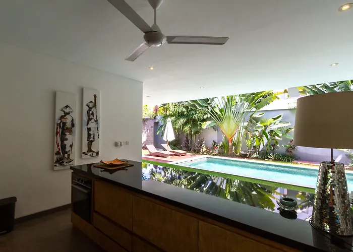 Paloma - Chic Tropical Garden With Outdoor Pool